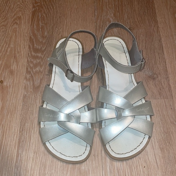 Salt Water Sandals by Hoy Shoes - Saltwater Sandals Silver Original Silver Leather White Insoles by Hoy Shoe VGUC